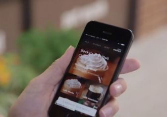 O cliente escolhe a bebida preferida no próprio iPhone